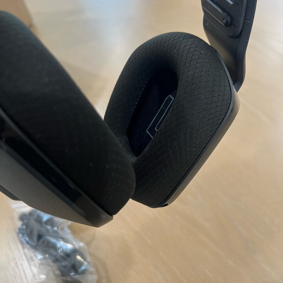 NEW Logitech G733 Lightspeed Wireless Gaming Headset with Suspension Headband - Picture 4 of 7